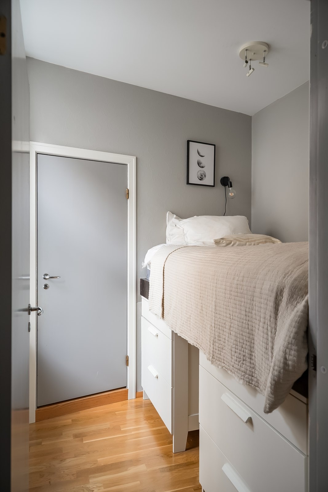 Rommet er godt utnyttet med lagringsplass under seng. Galleribilde