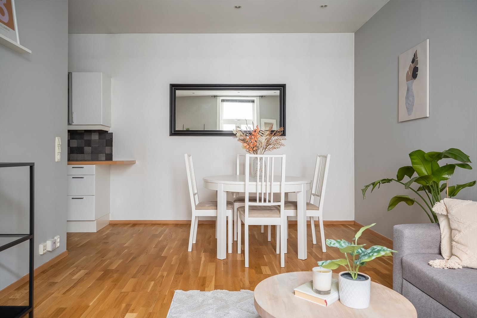 Felleskostnader utgjør kr. 3 646,- per måned. Felleskostnadene inkluderer blant annet betjening av andel fellesgjeld, tv, internett, kommunale avgifter, felles bygningsforsikring og diverse vedlikehold/drift iht. regnskap. Galleribilde