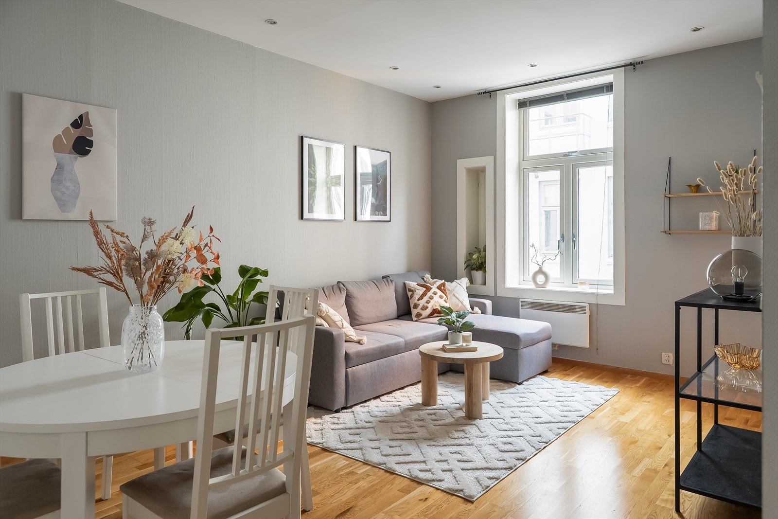 Leiligheten ligger svært sentralt i Trondheim sentrum, samtidig som man er godt skjermet for innsyn og uro fra bakkeplan. Galleribilde