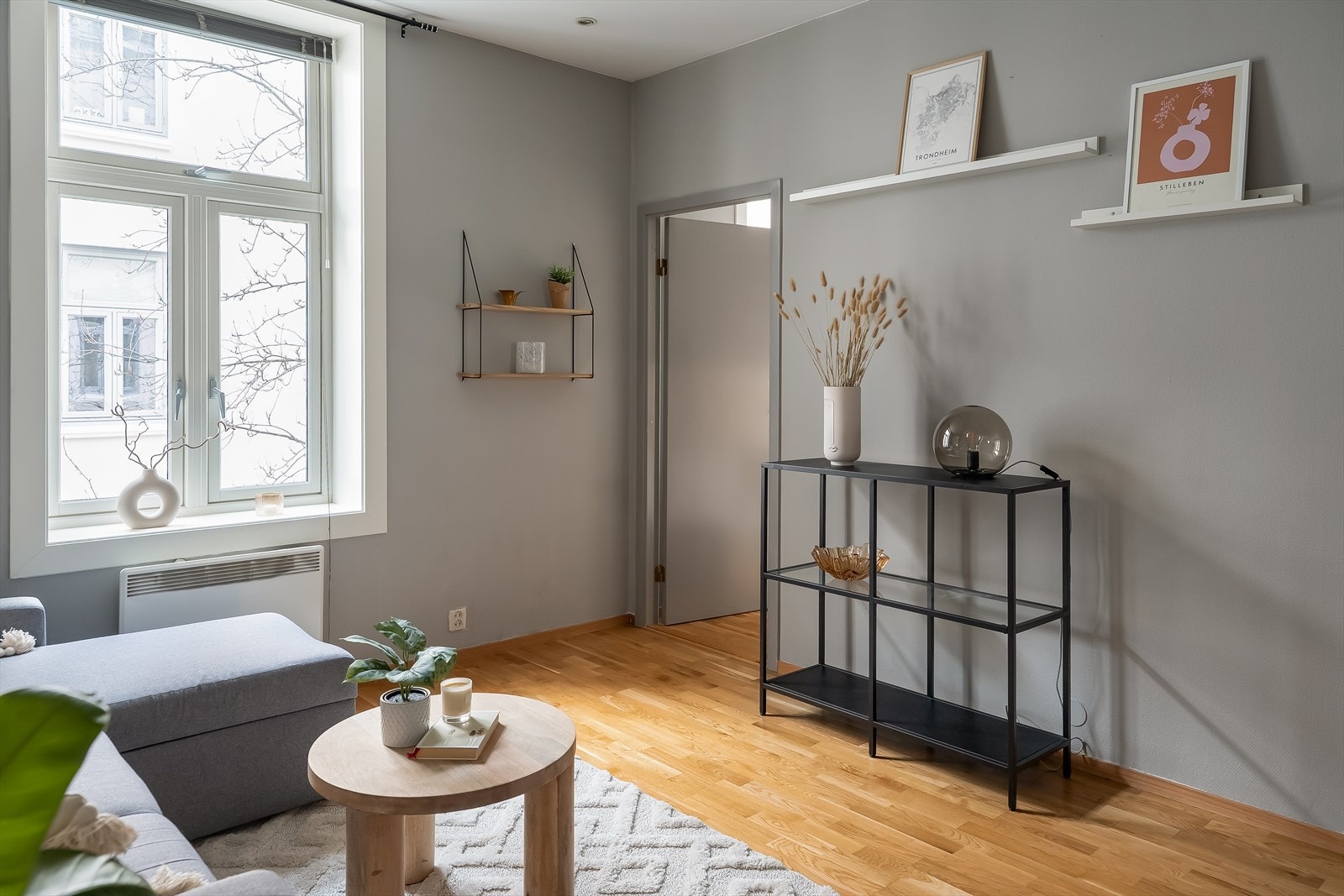 Leiligheten har en raus takhøyde som i samsvar med store vindusflater gir en luftig atmosfære. Galleribilde