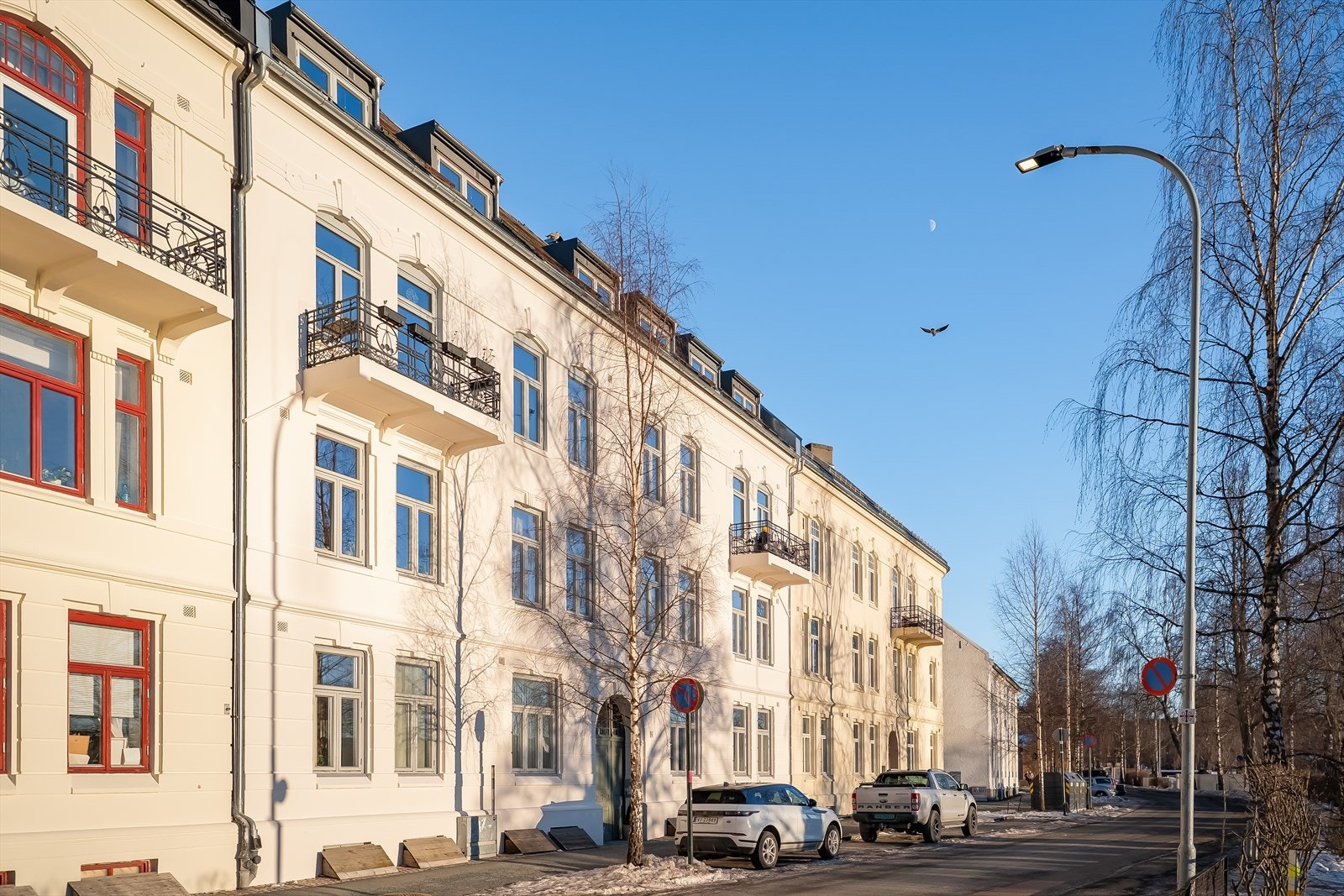 Leiligheten har utsøkt beliggenhet i en av Midtbyens fineste nabolag. Til tross for den sentrumsnære beliggenheten bor du i et rolig og skjermet boligområde. Nabolaget er svært populært og er et ærverdig strøk med eldre bygårder og bygninger. Galleribilde