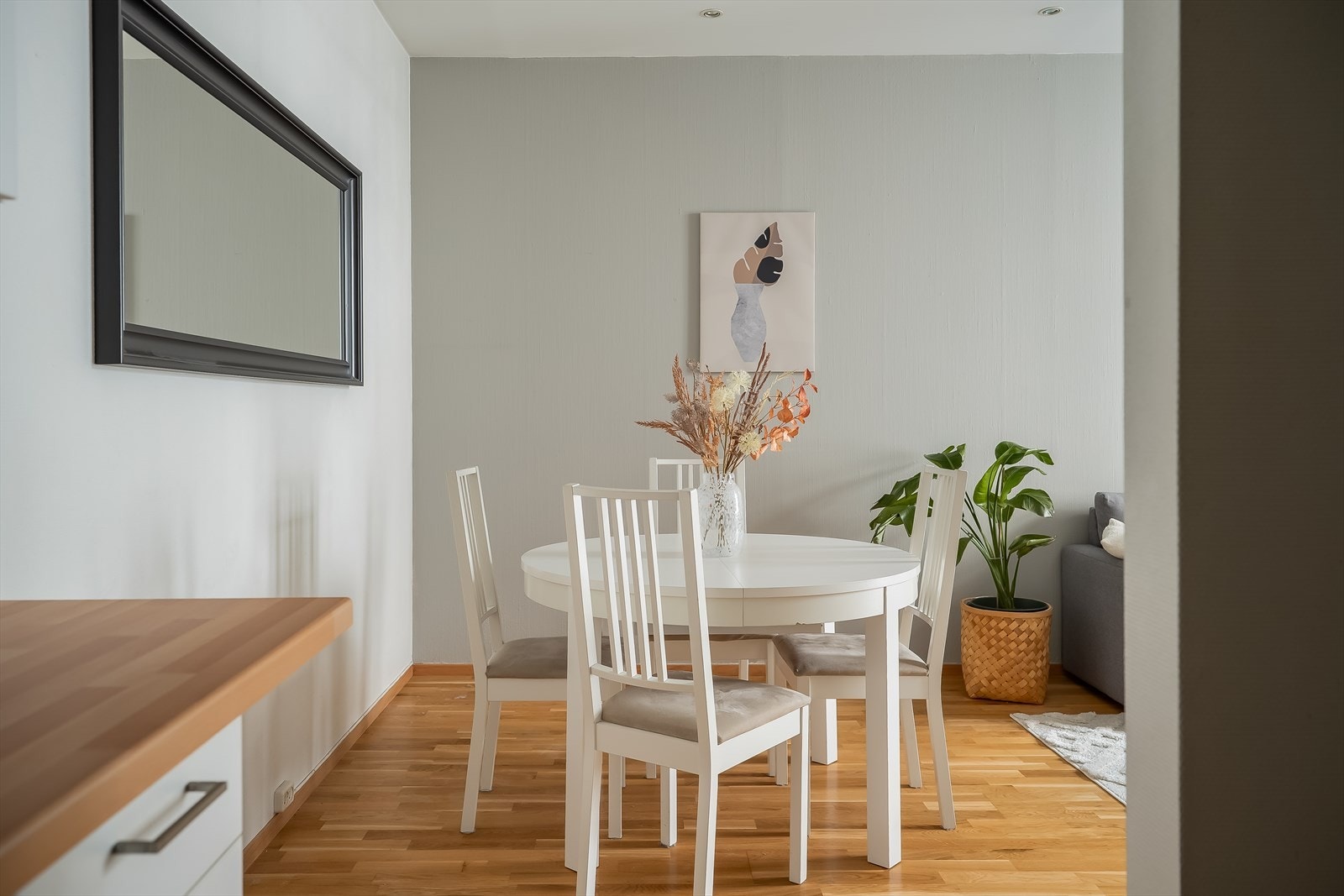 Fra leiligheten er det 300m til NTNU Kalvskinnet, 1850m til NTNU Gløshaugen og 2km til Handelshøyskolen BI og NTNU. Galleribilde