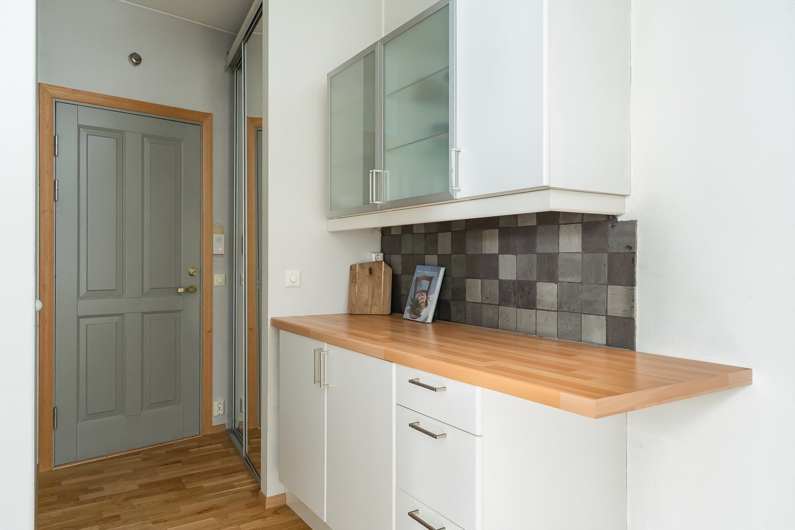 Ved entreen er det et praktisk skyvedørsgarderobe med speil. Galleribilde