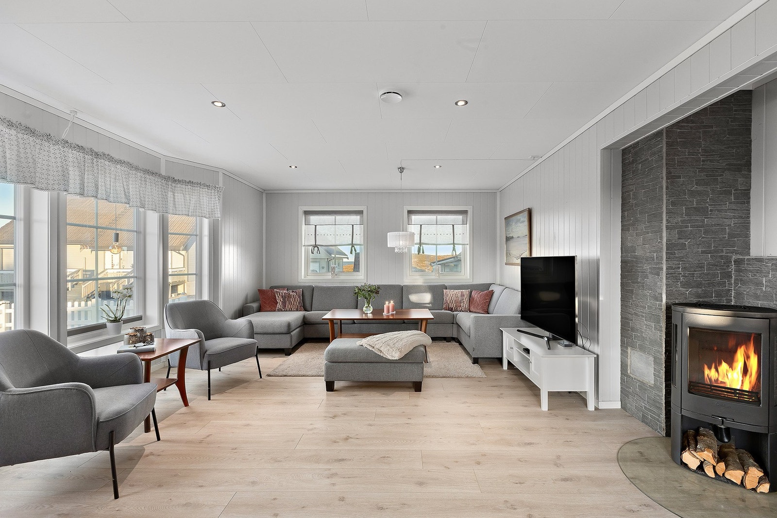 Lys og fin stue med vedovn. Galleribilde