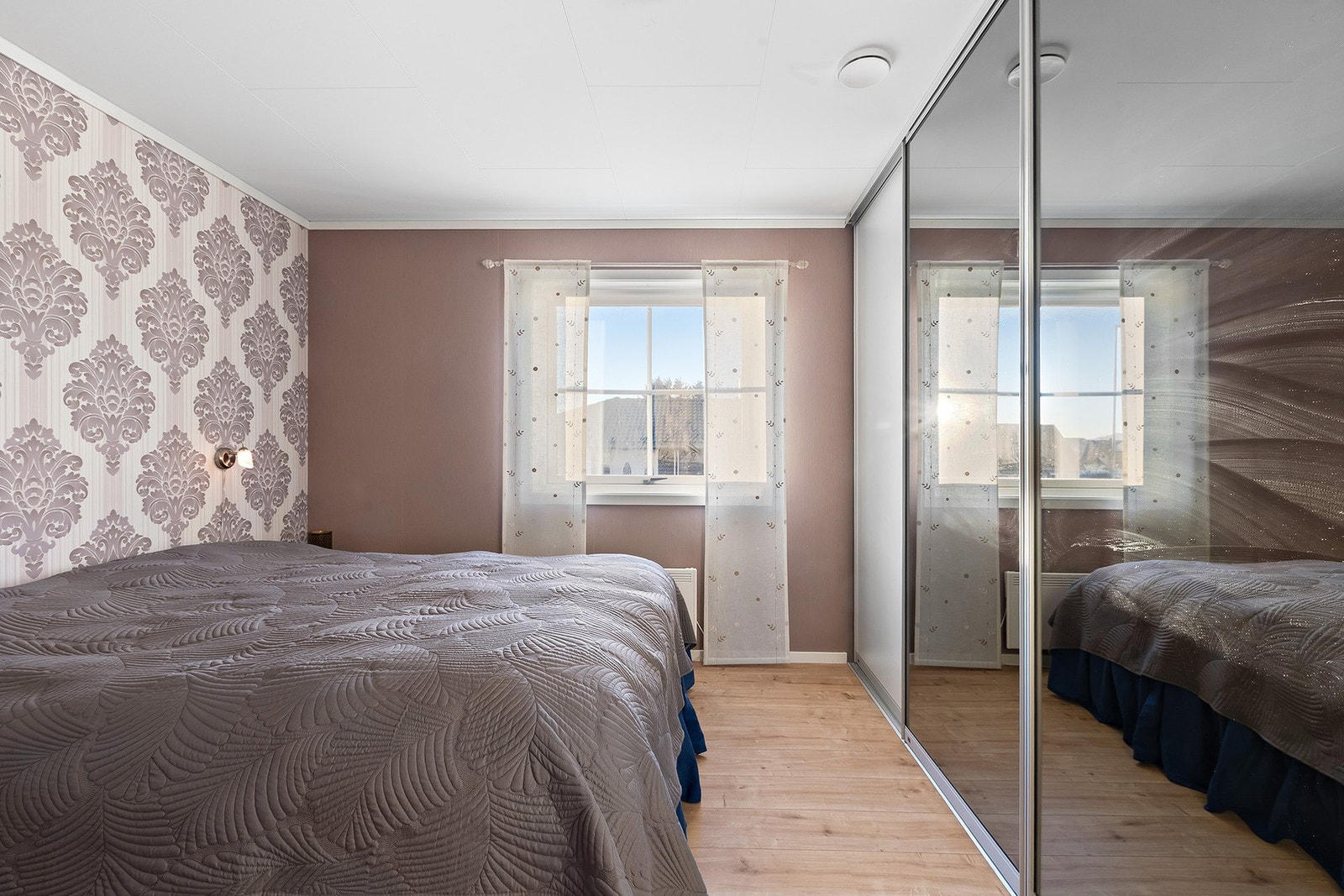 Boligens hovedsoverom med skyvedørsgarderobe. Galleribilde