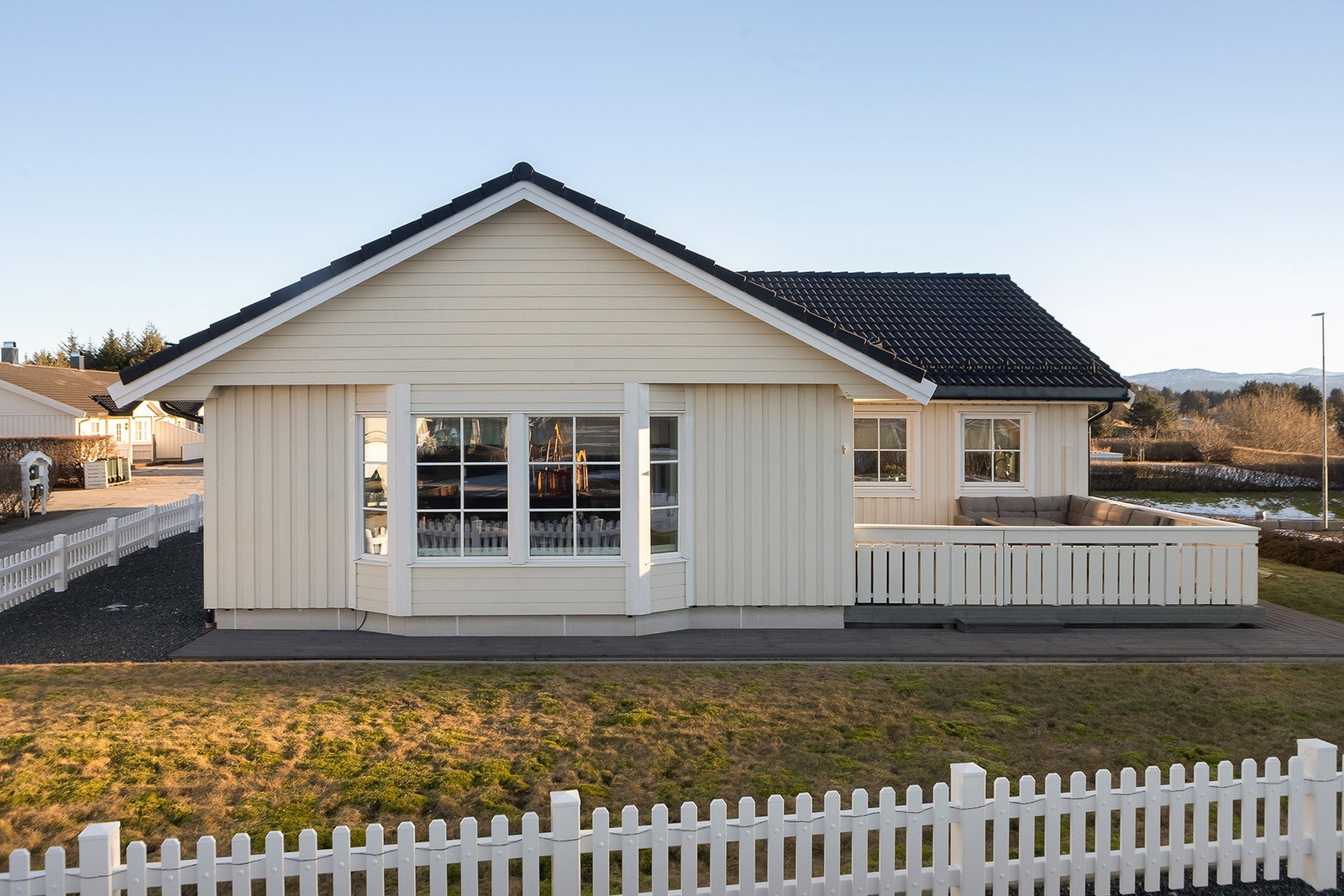 Enebolig med et pent og velstelt uteområde. Galleribilde