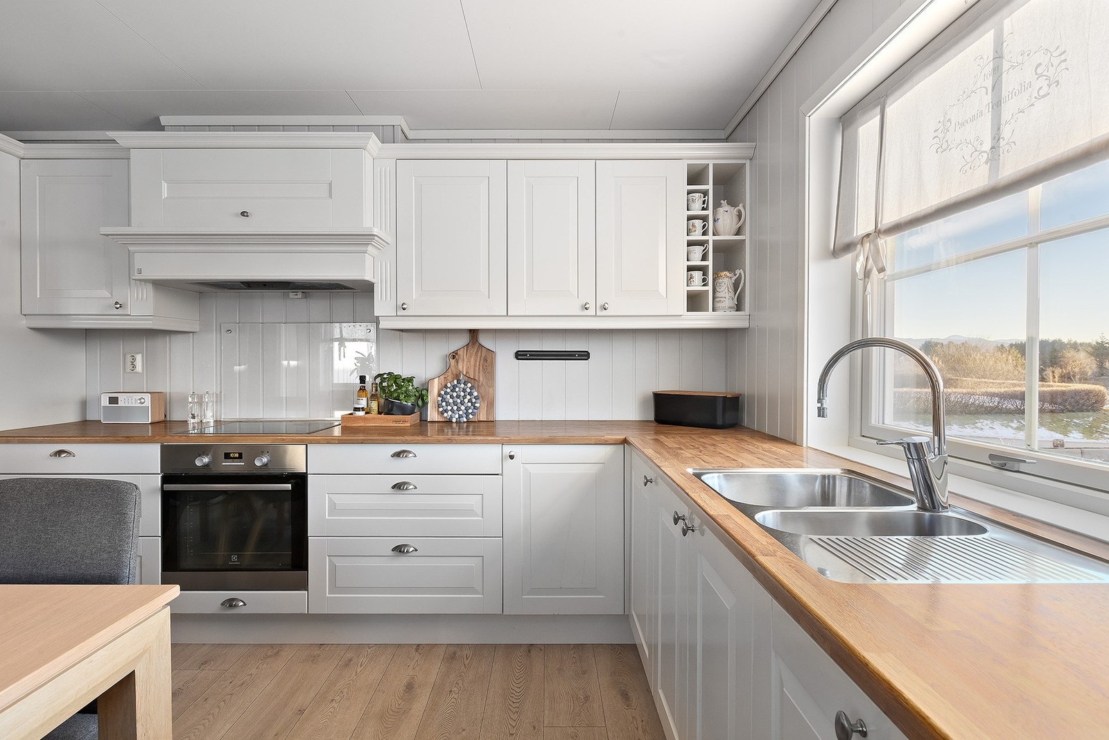 Kjøkkenet har lyse fine overflater og er levert av Sigdal. Kjøkkenet har integrerte hvitevarer som oppvaskmaskin, stekeovn og induksjonstopp . Galleribilde