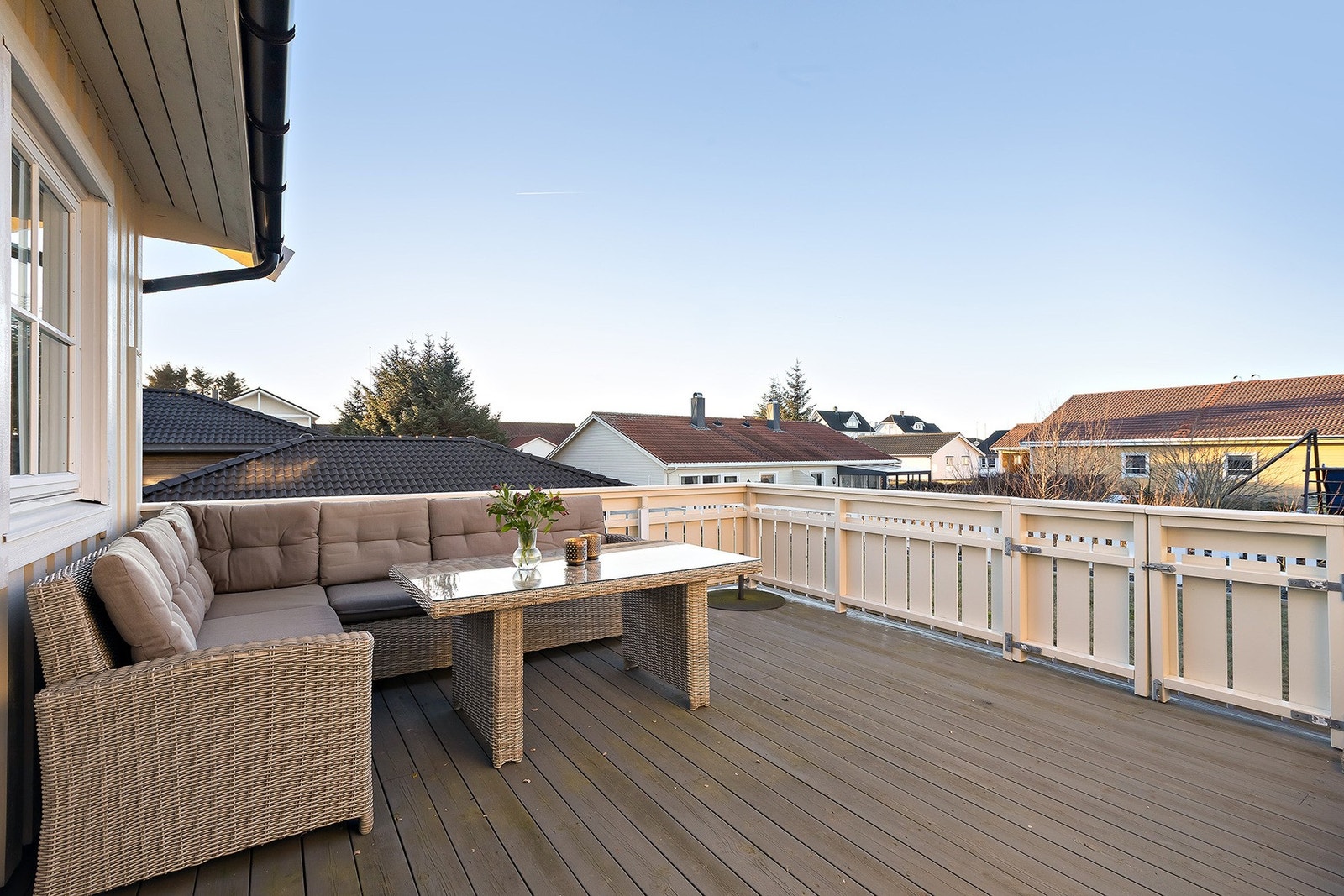 Romslig veranda på 36m² med tilkomst til hage. Galleribilde