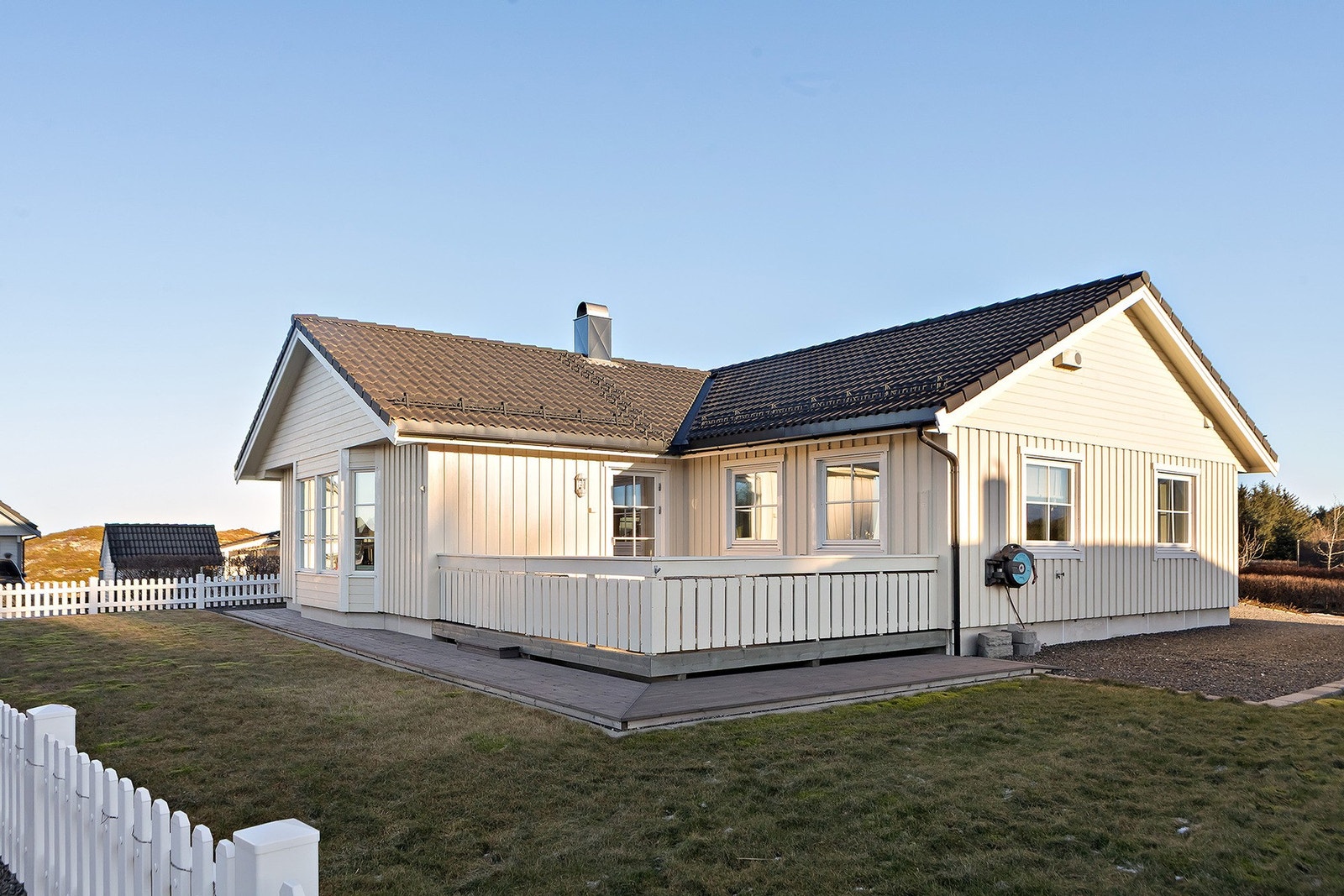 Praktisk enebolig med alt på ett plan. Garasje med hobbyrom og et loftsplan. Ryddig og pent uteområdet med veranda og parkeringsmuligheter. Galleribilde