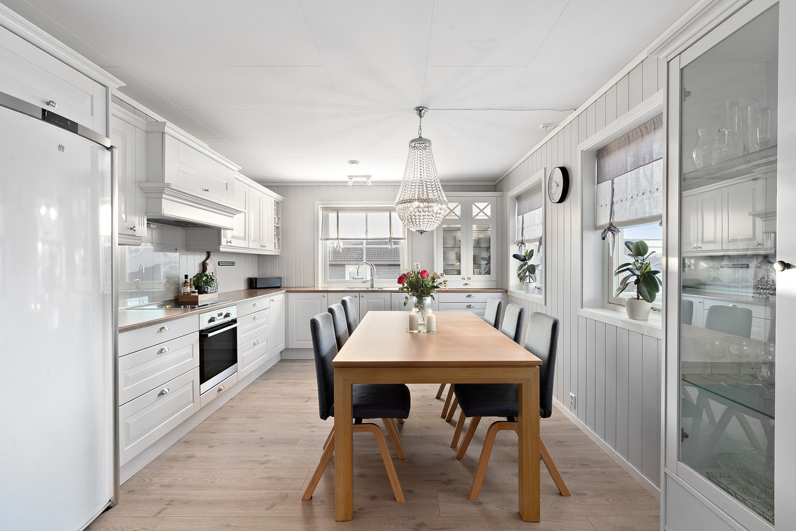 Kjøkkenet har god benkeplass og muligheter for spiseplass. Galleribilde