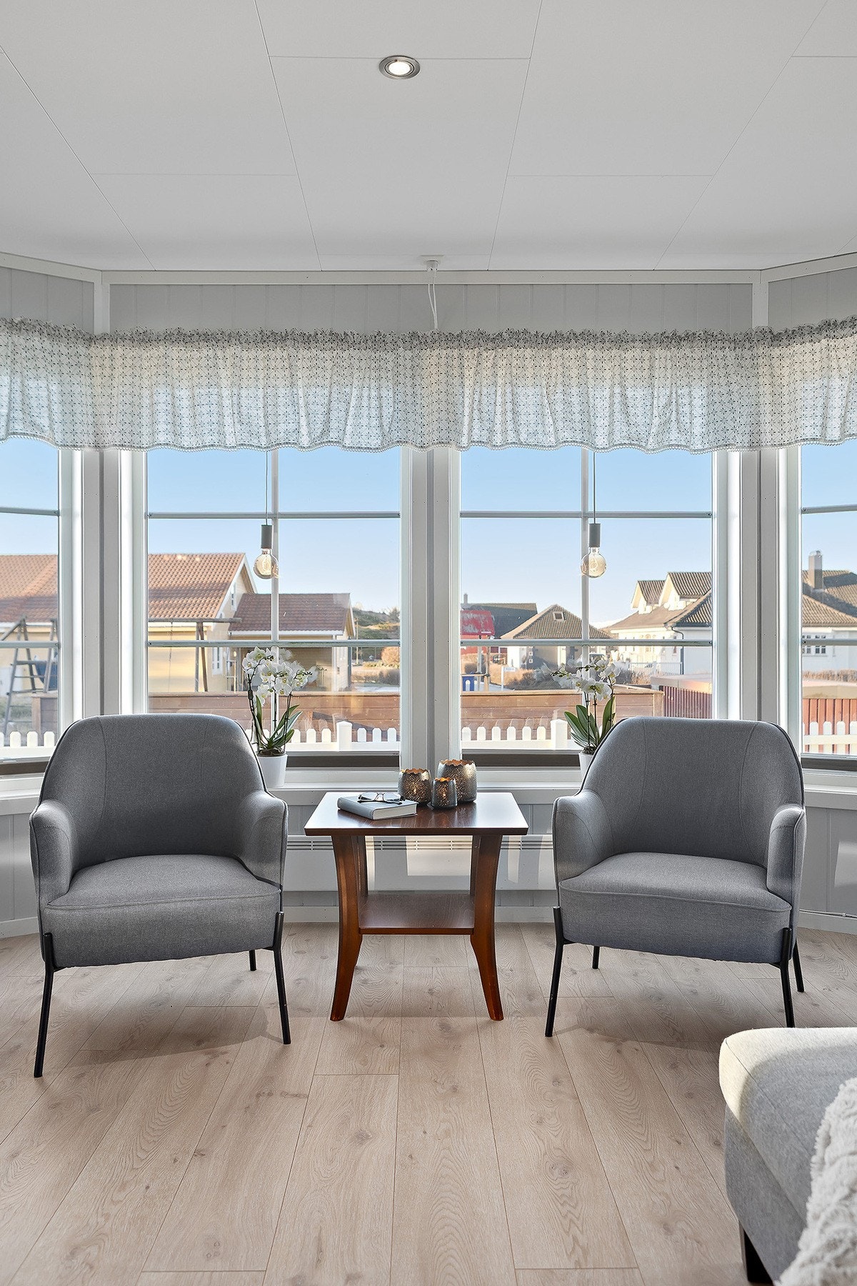 Stuen får inn godt med dagslys, og har en fin utsikt over et rolig nabolag. Galleribilde