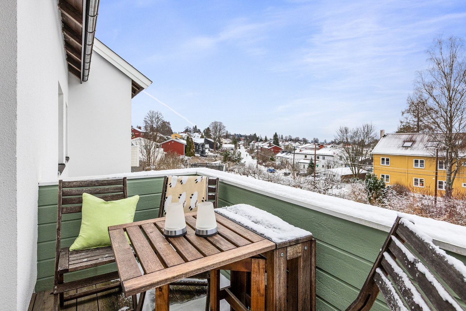 Balkongen ligger skjermet med flott utsyn mot sameiets grøntareal Galleribilde