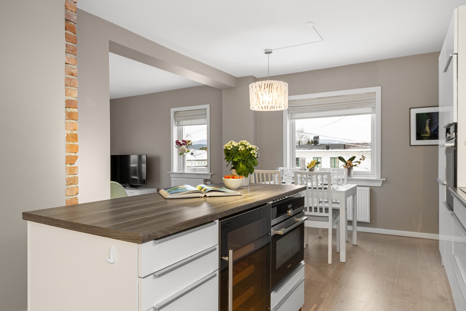 Integrerte hvitevarer som inkluderer stekeovn, mikrobølgeovn/stekeovn, bred induksjonstopp, oppvaskmaskin og kjøl/frys Galleribilde