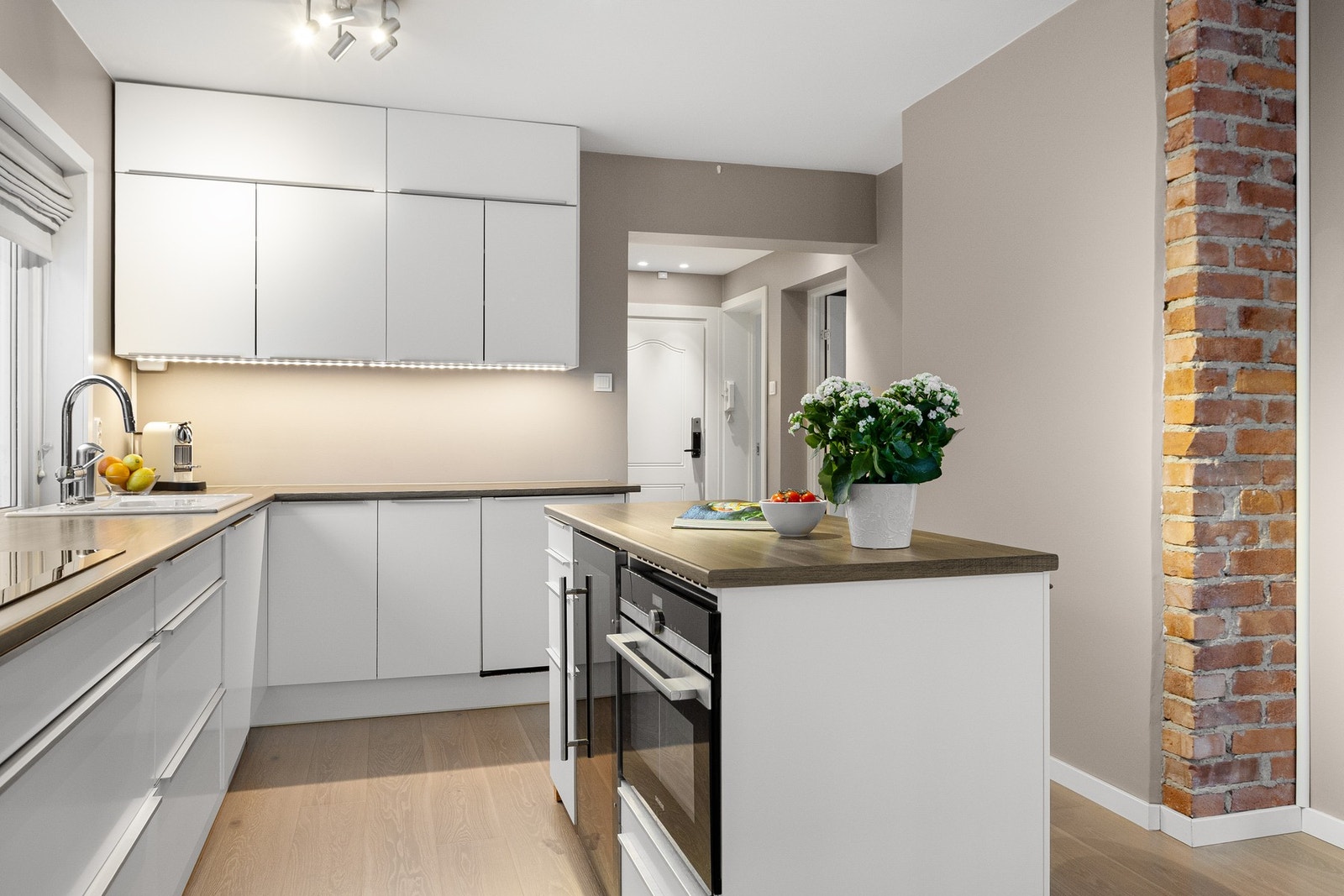 Delikat og stilrent kjøkken fra JKE design: innredning ny i 2016/17. Galleribilde