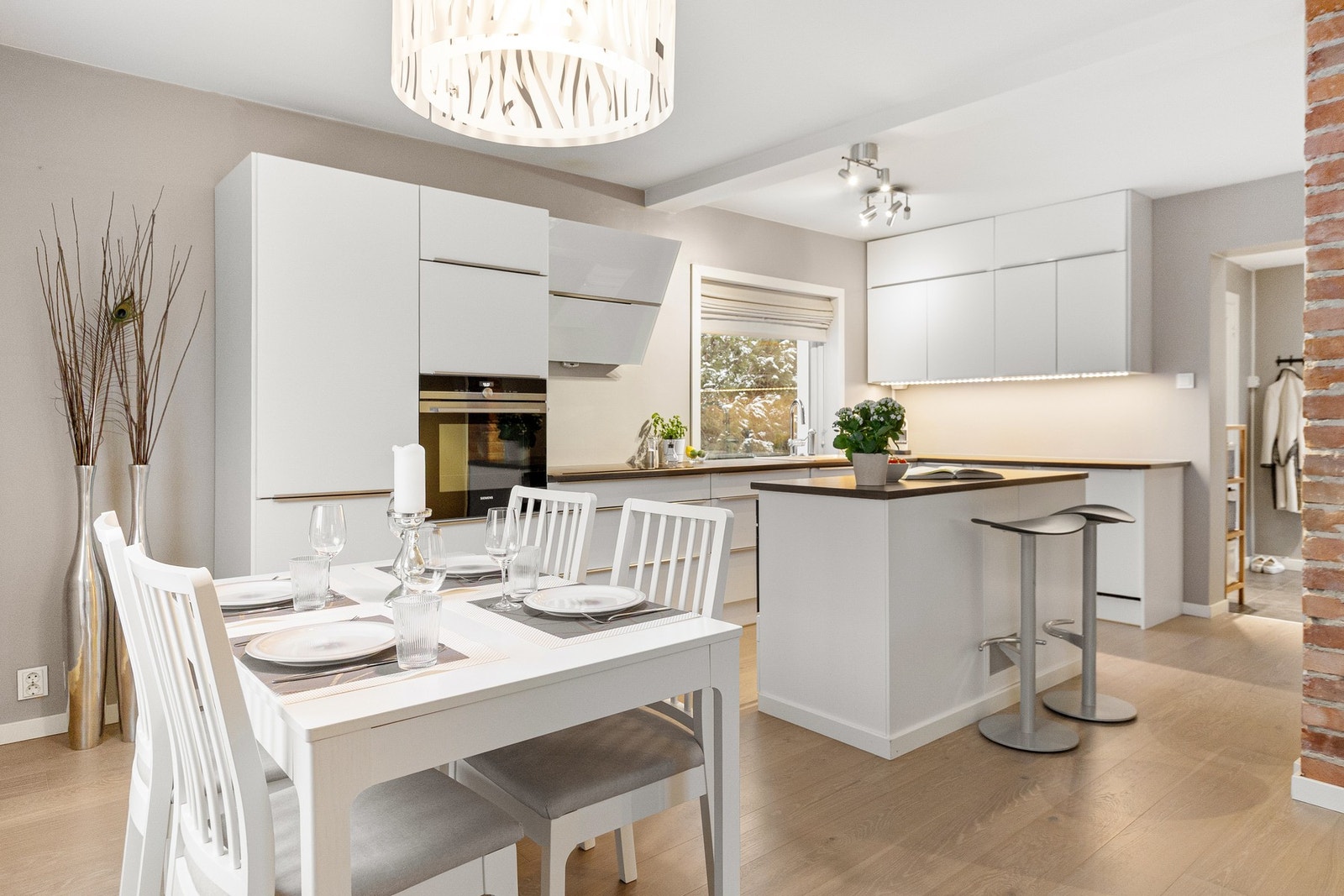 Her er det plass til et romslig spisebord Galleribilde