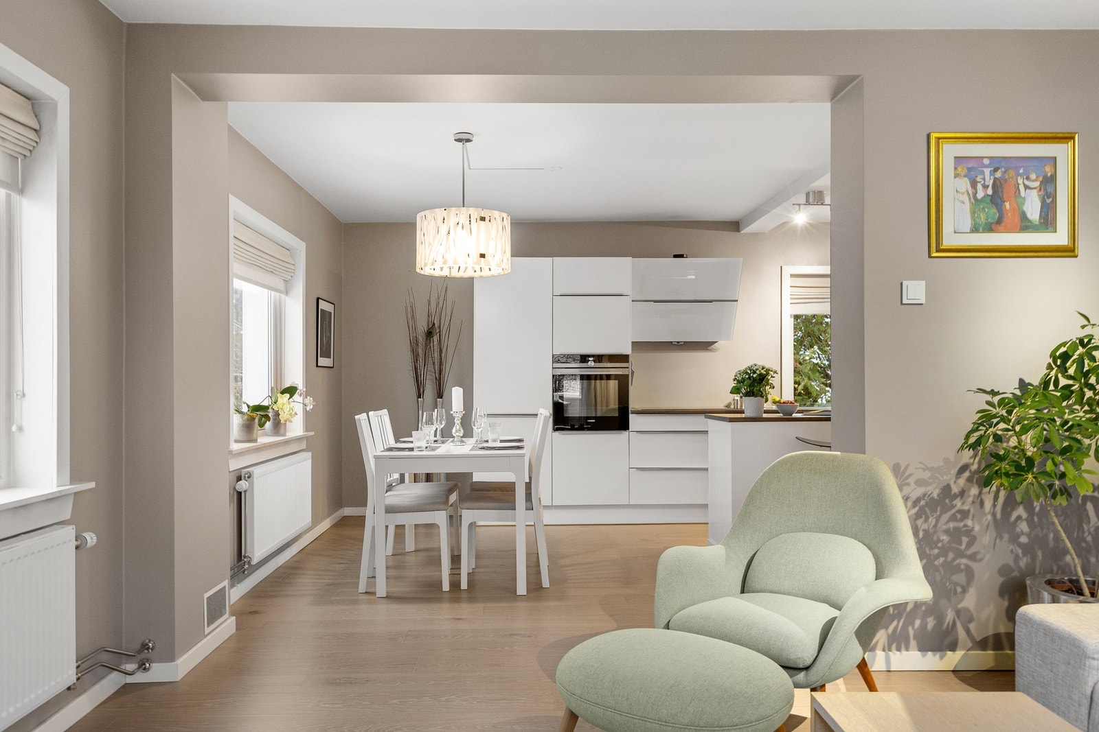 God interasjon mellom stue og kjøkkendelen Galleribilde