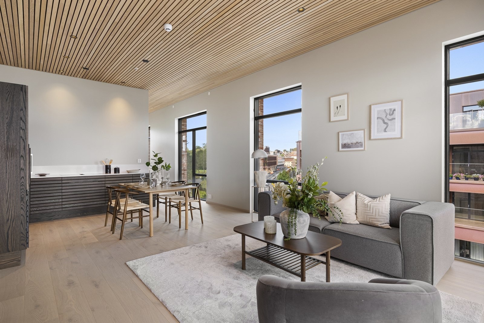 Leveranse til kjøkken og bad er levert av Svane Kjøkkenet og er utstyrt med eksklusive hvitevarer fra Gaggenau. Galleribilde