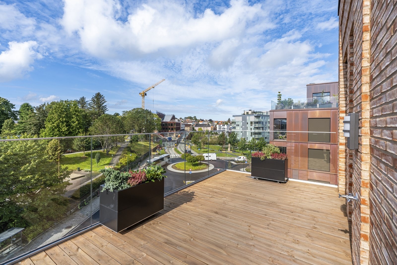 Spis middag i ettermiddagssolen på den andre takterrassen din Galleribilde