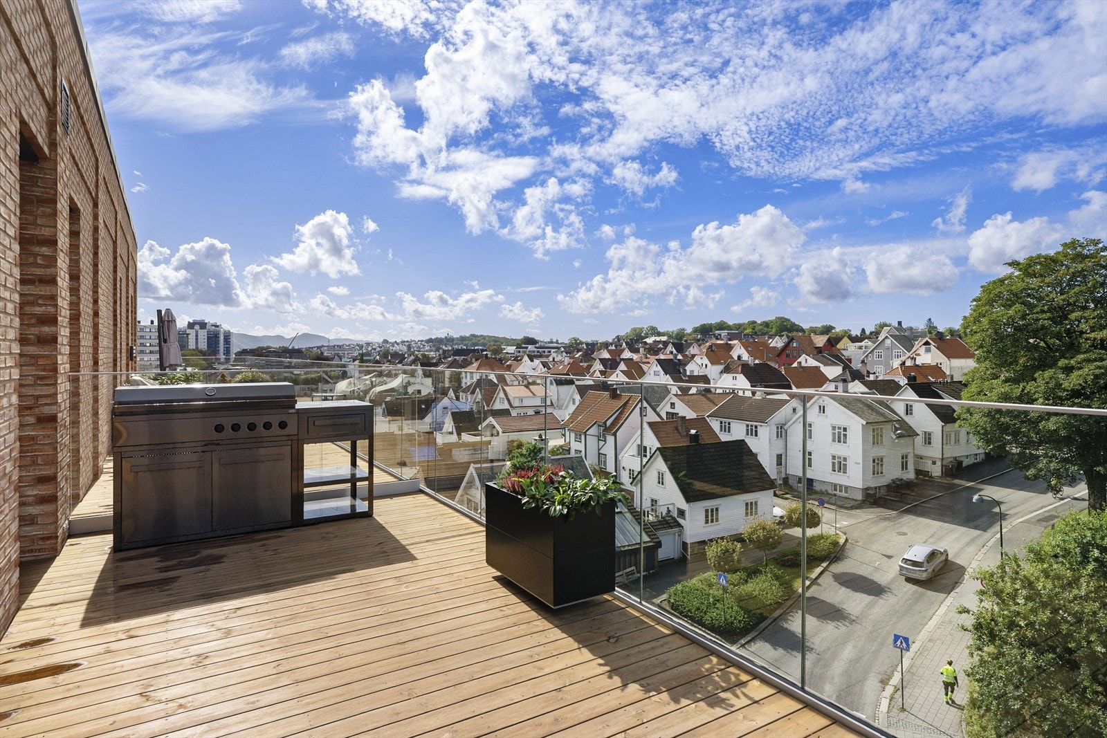 Takterrassen har vannutkaster og utekjøkken med gassgrill. Galleribilde