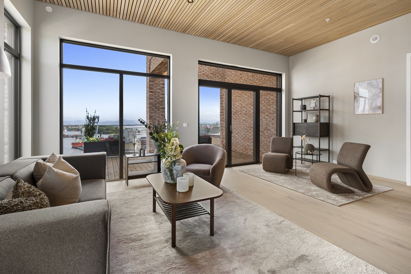 Da dette er en toppleilighet, er den levert med eikespiker i stue/ kjøkken Galleribilde