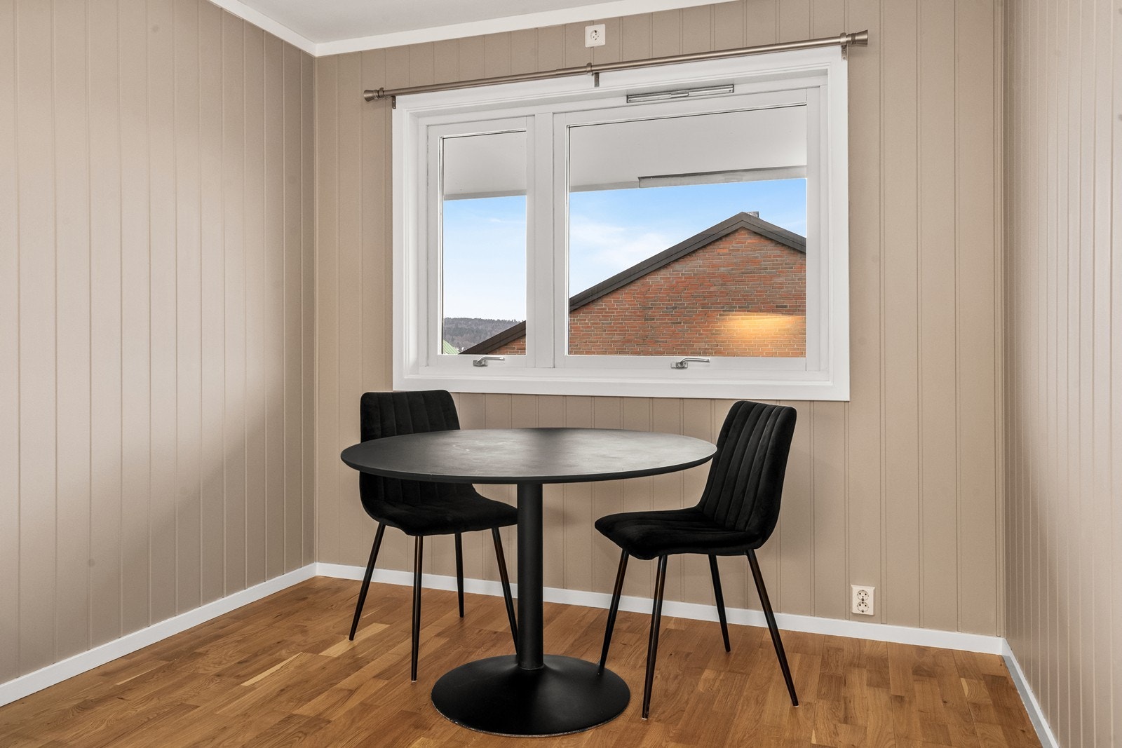 Vinduet ved spiseplassen gir godt med naturlig lys. Galleribilde