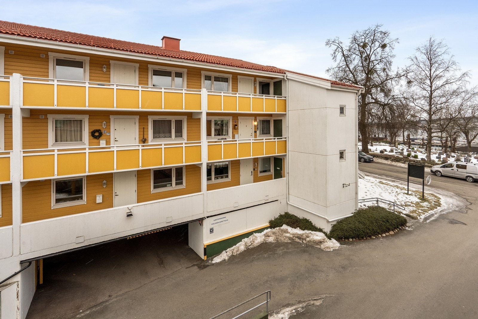 Innkjøring til felles garasjeanlegg under bygningskroppen. Galleribilde