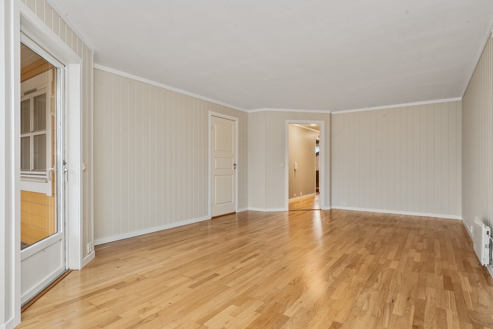 Stuen fungerer som et sentralt samlingspunkt med tilgang til leilighetens øvrige rom. Galleribilde