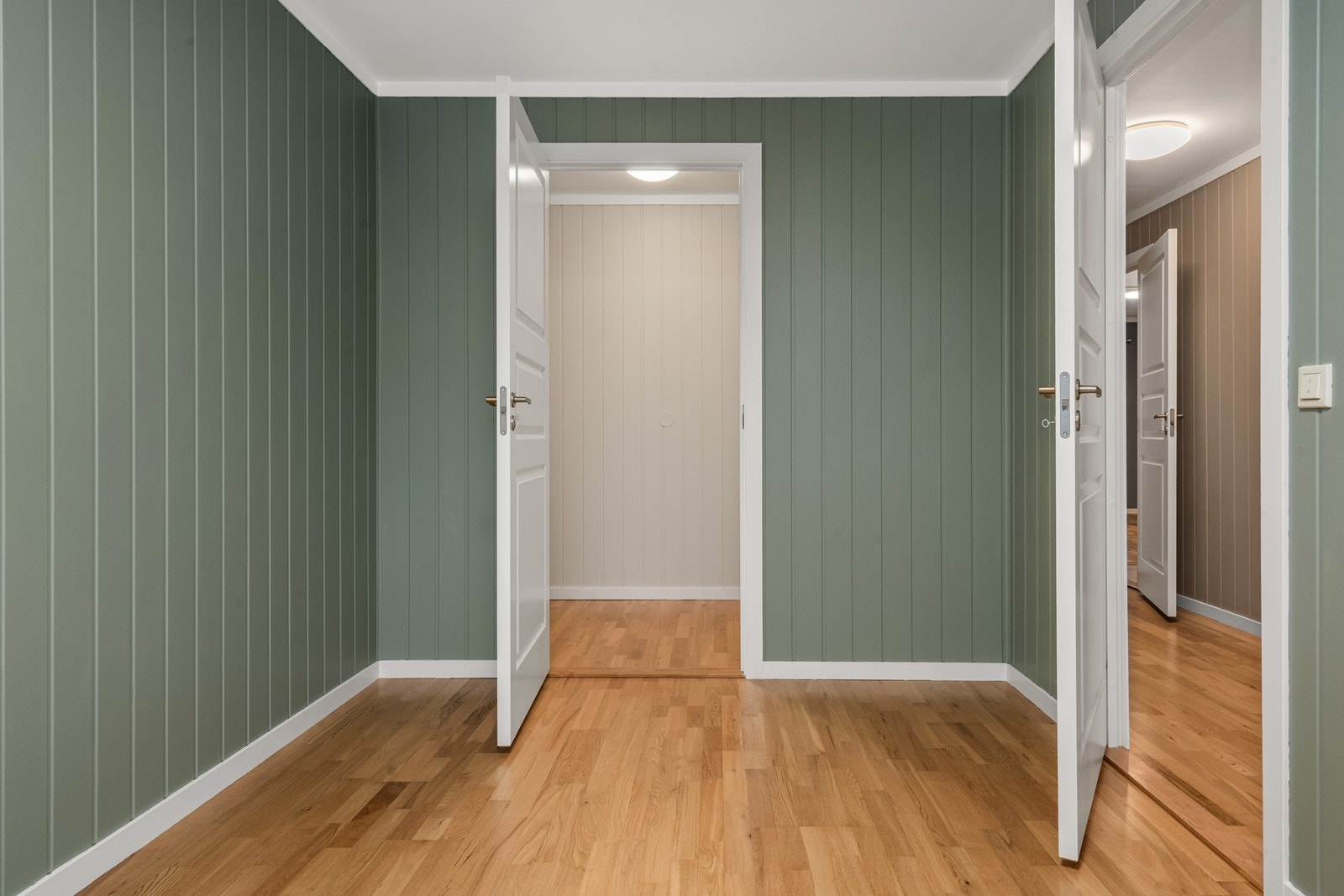 Leiligheten inneholder to soverom. Dette rommet har en god størrelse med plass til seng og garderobe. Galleribilde