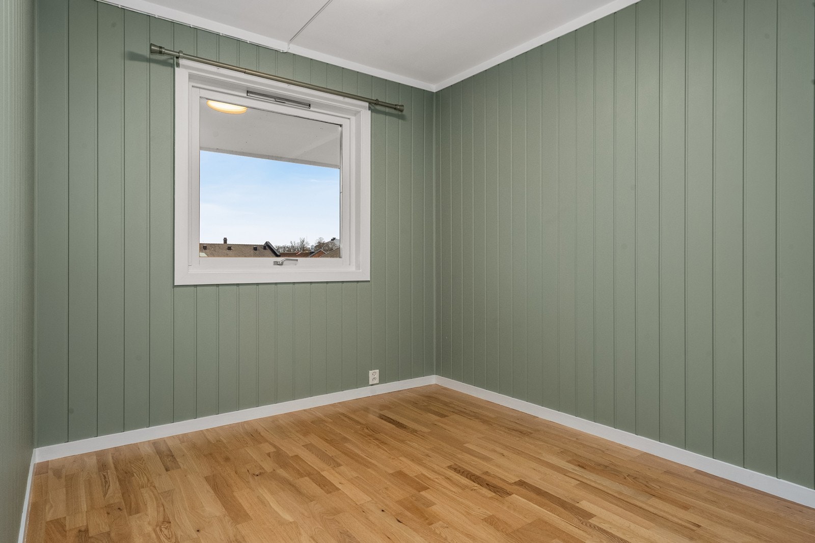 Et stort vindu sørger for godt dagslys og mulighet for utlufting. Galleribilde