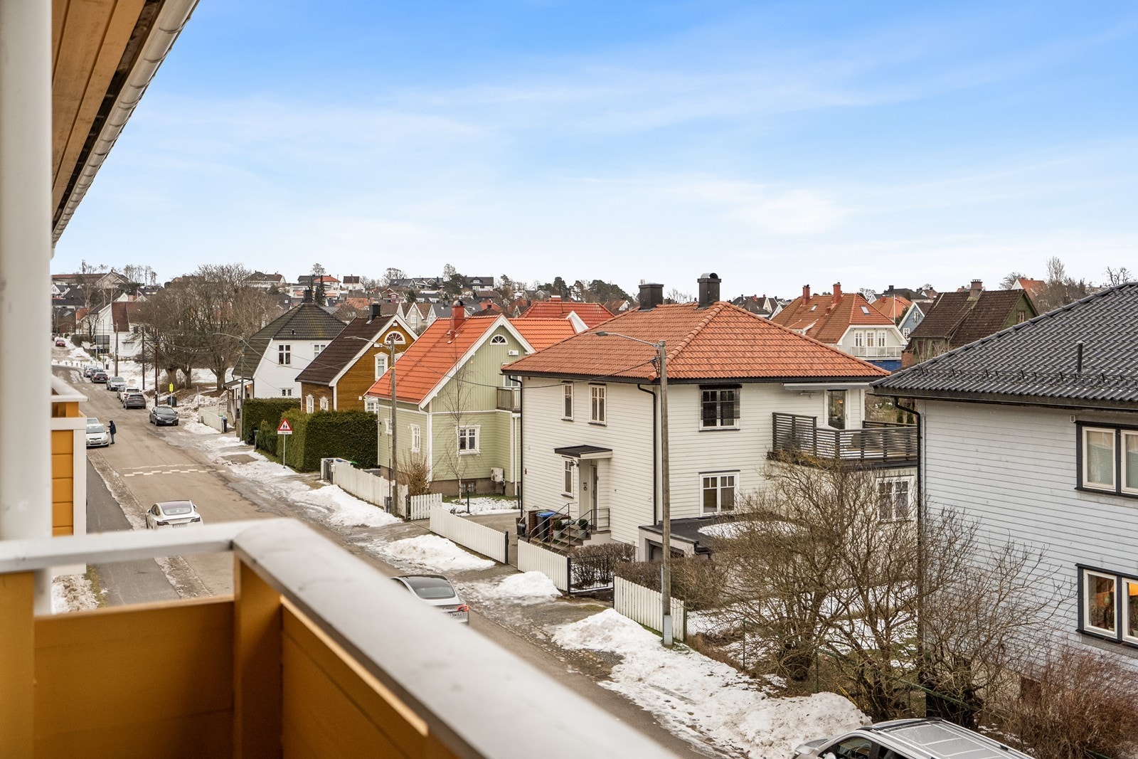 Fra leiligheten er det utsikt over nærområdet med variert bebyggelse. Galleribilde