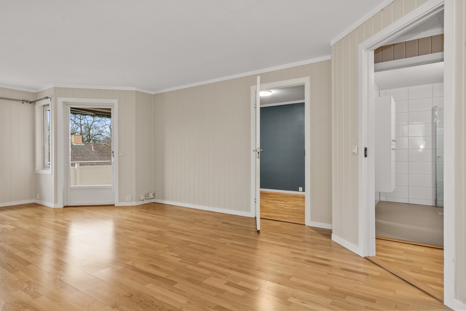 Rommet har lysmalte panelvegger og store vindusflater som slipper inn rikelig med dagslys. Galleribilde