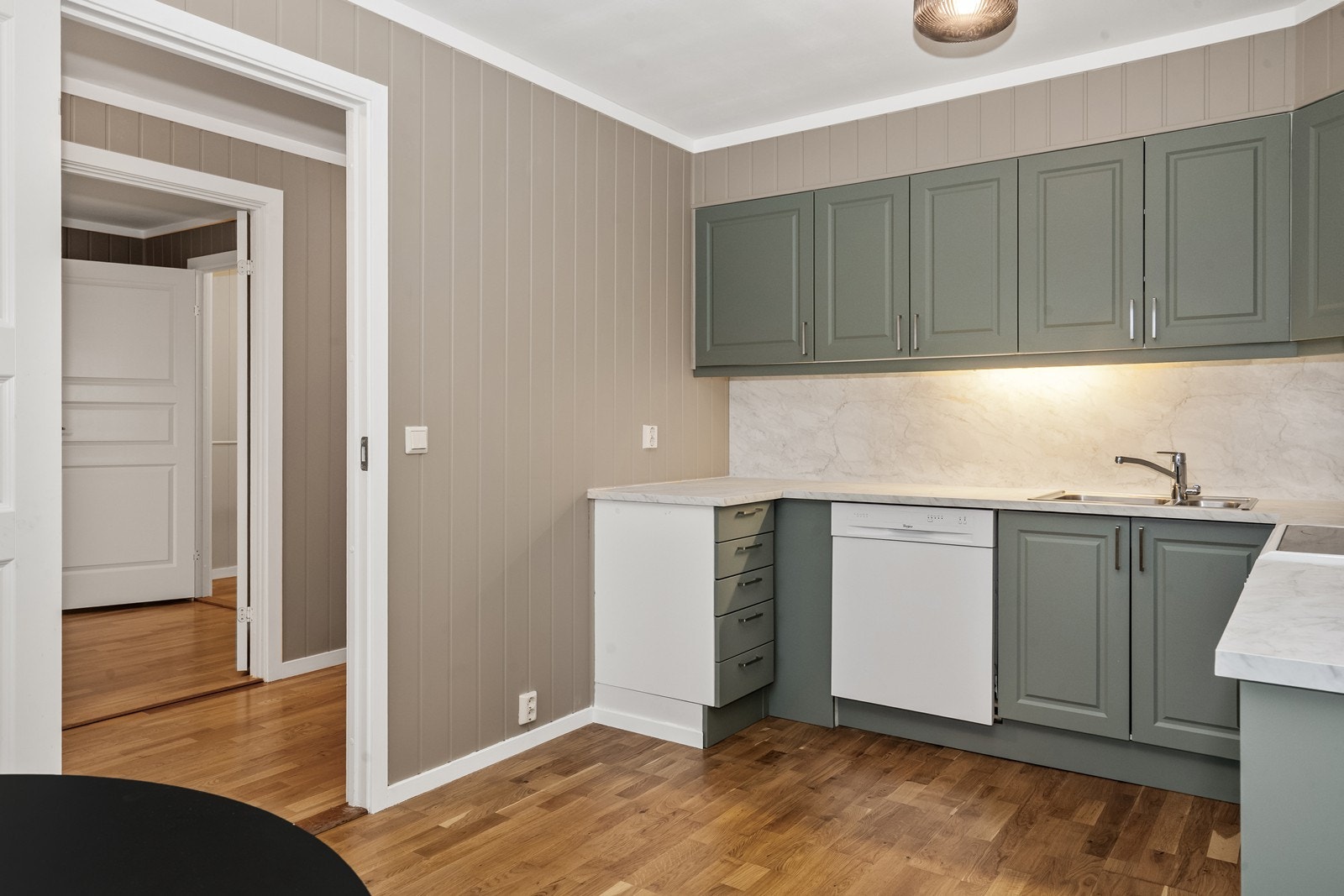 God benkeplass og belysning under overskapene gir fine arbeidsforhold for matlaging. Galleribilde