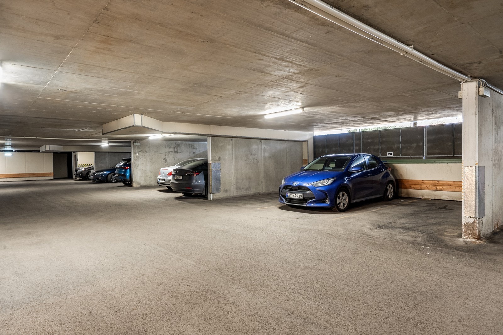 Parkering i felles, lukket garasjeanlegg. Galleribilde