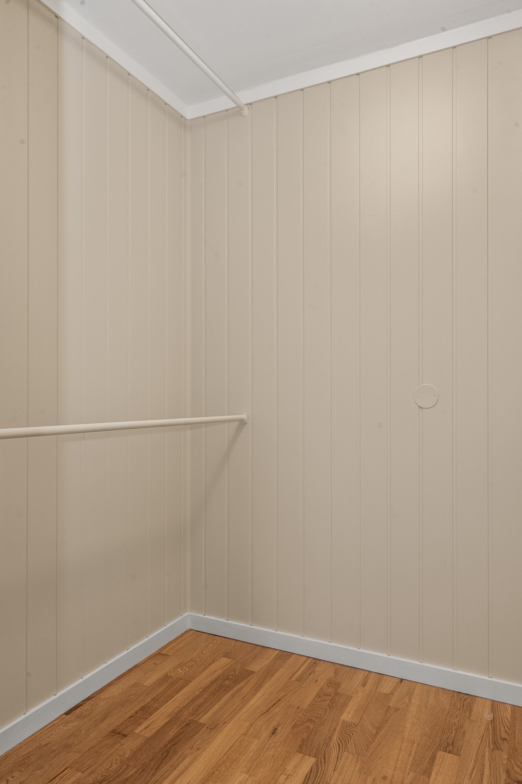 I tilknytning til soverommet er det et praktisk walk-in closet for ekstra oppbevaring. Galleribilde