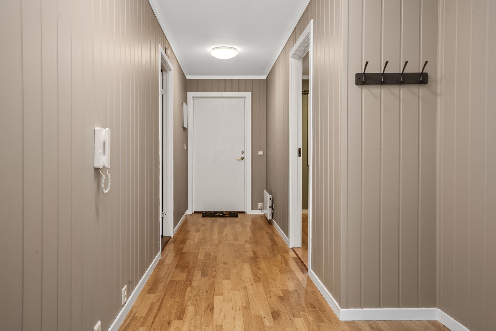 Velkommen inn i en lys entré som binder leilighetens rom sammen på en god måte. Galleribilde