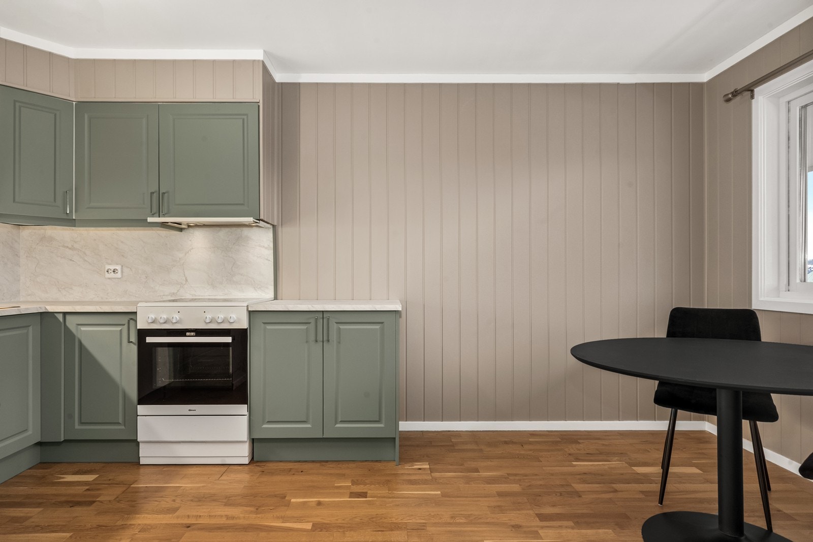 Det er avsatt plass til en spiseplass på kjøkkenet. Galleribilde