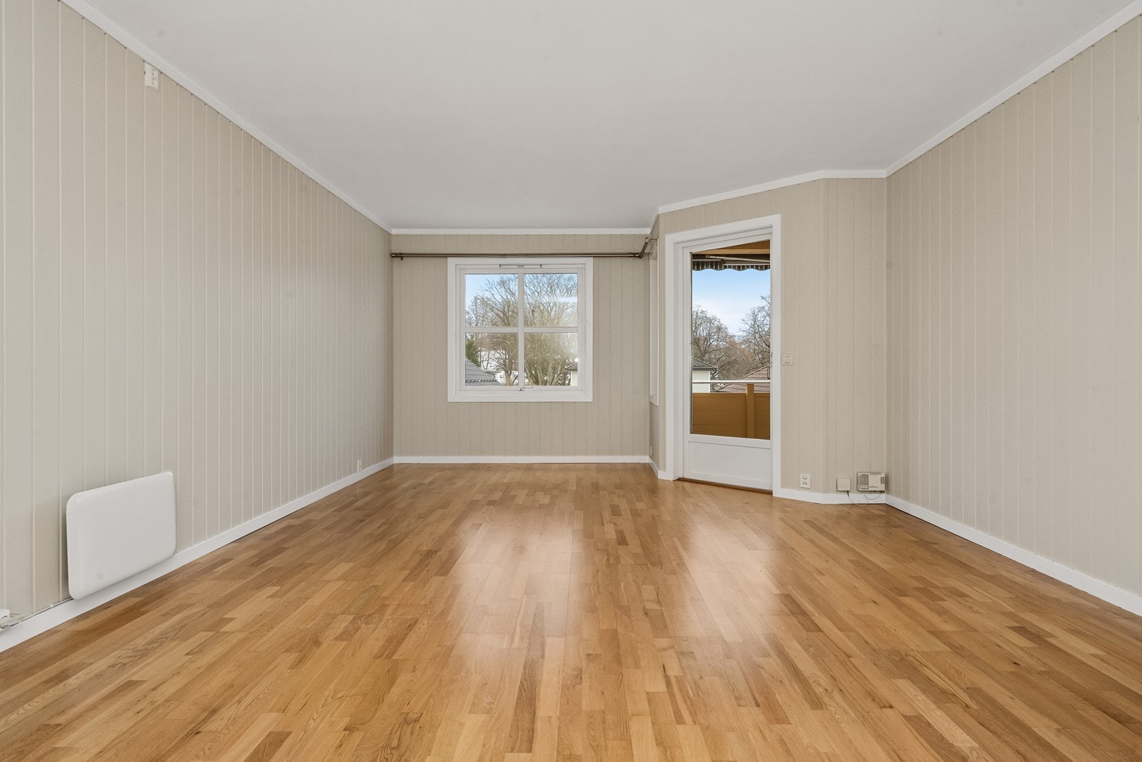 Stuen har store gulvflater som gir fleksible møbleringsmuligheter. Galleribilde