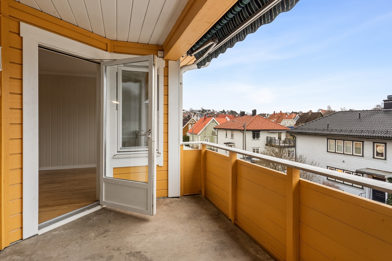 Fra stuen er det direkte utgang til en overbygget balkong med plass til utemøbler. Galleribilde