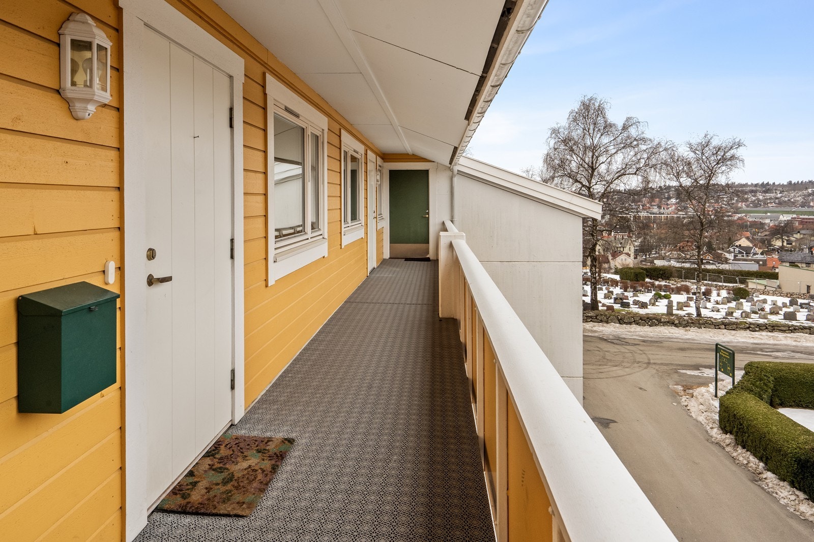 Leiligheten har adkomst via en overbygget og skjermet svalgang. Galleribilde