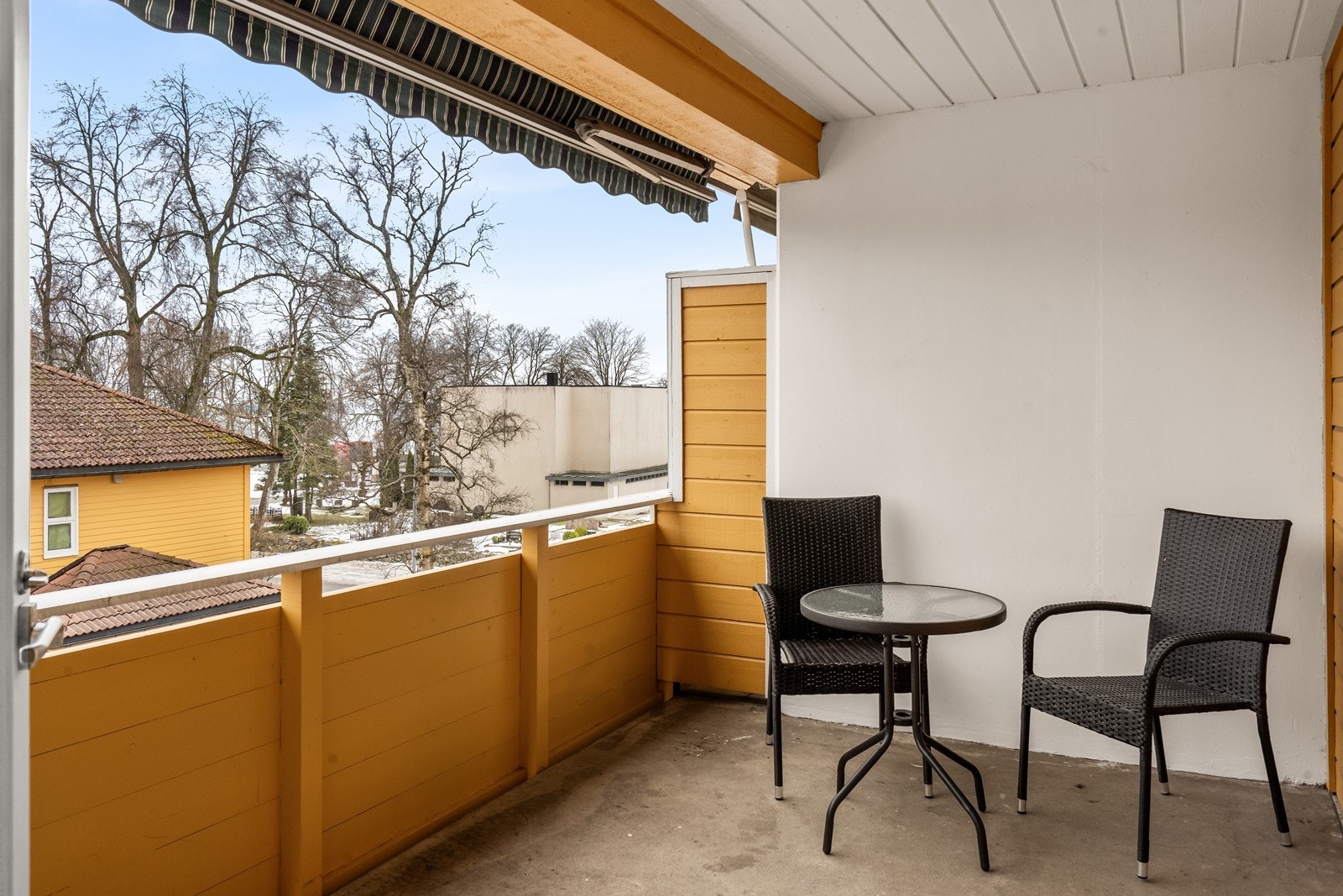 Balkongen er et fint, privat uterom med plass til en sittegruppe. Galleribilde