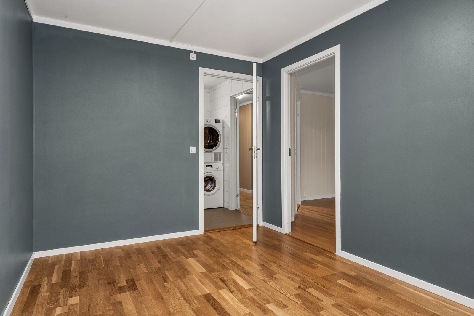 Rommet har eikeparkett på gulvet og malte veggflater. Galleribilde