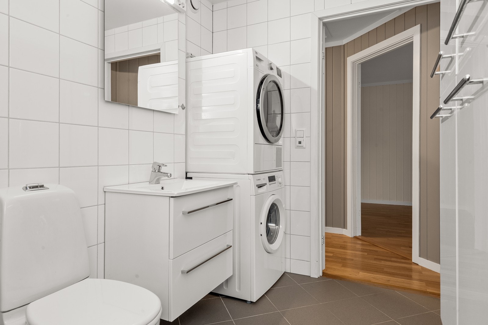 Servantinnredning med skuffer for oppbevaring og speil med overbelysning. Galleribilde