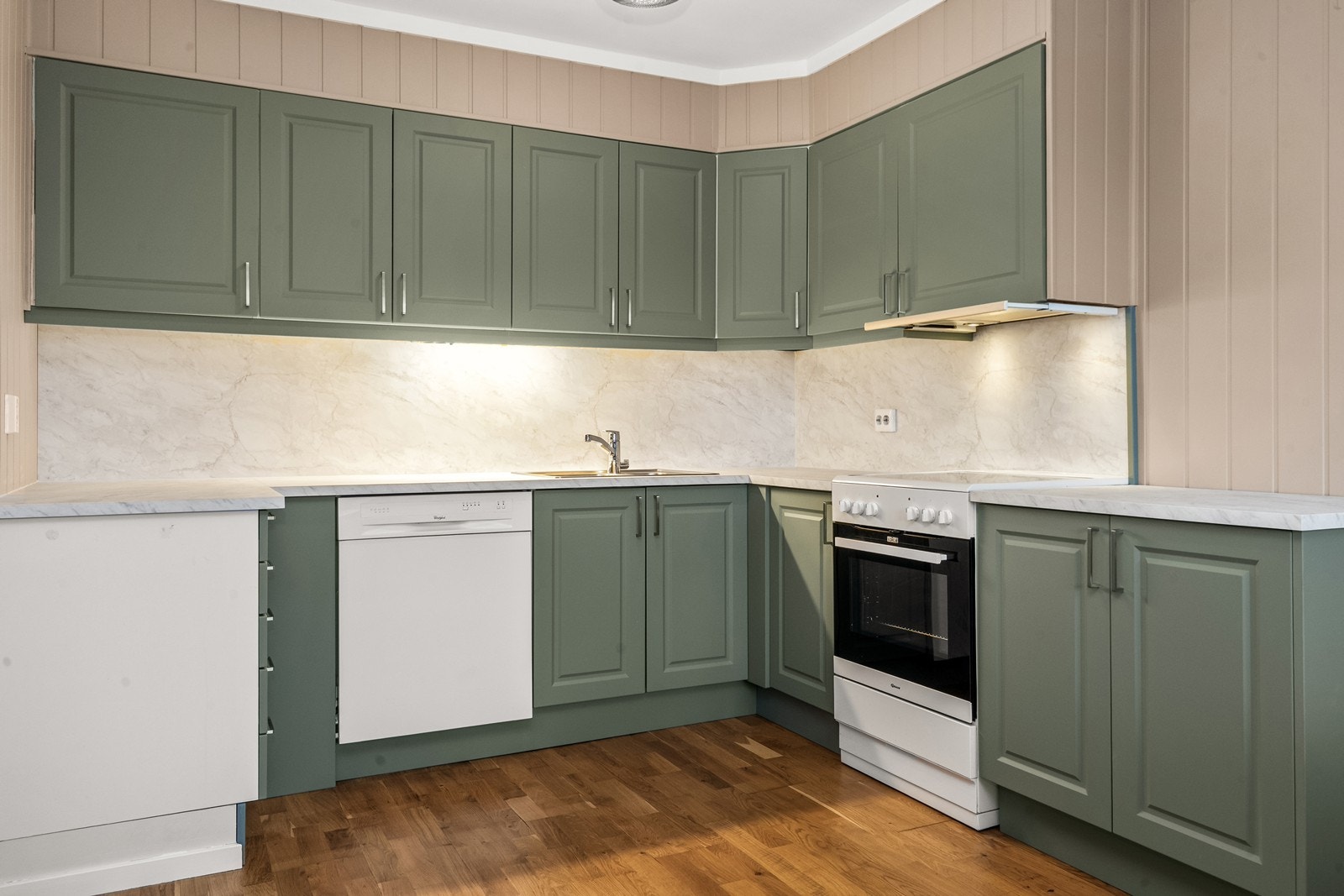 Oppgradert kjøkkeninnredning med profilerte fronter, laminat benkeplate og godt med skapplass. Galleribilde