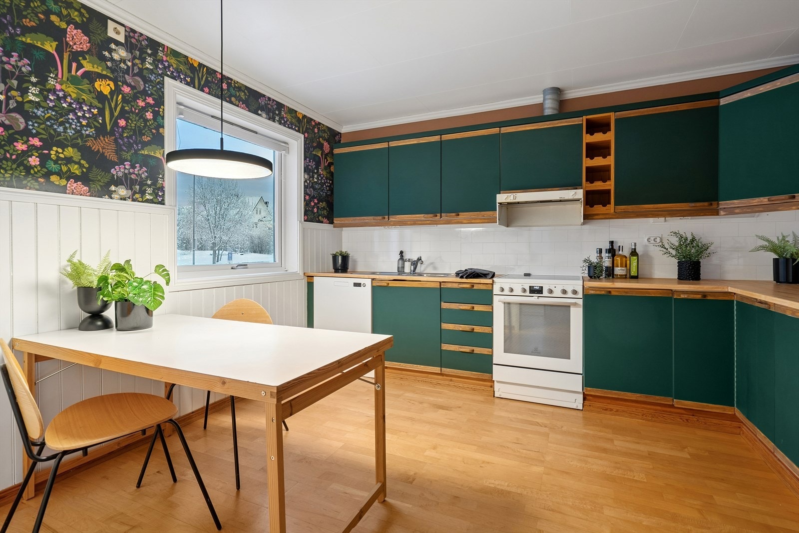 Kjøkkenet har innredning med glatte fronter og benkeplate i heltre. Galleribilde