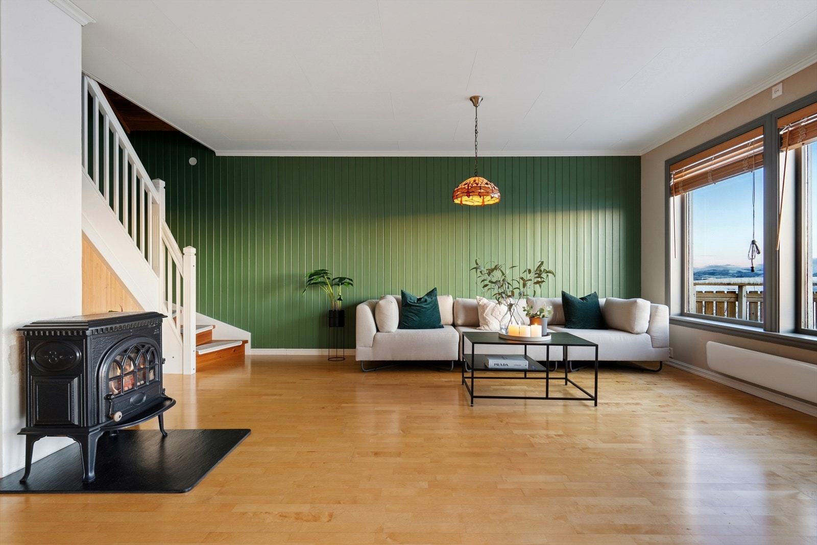 Det er god plass til både sofa- og spisegruppe i stuen. Galleribilde