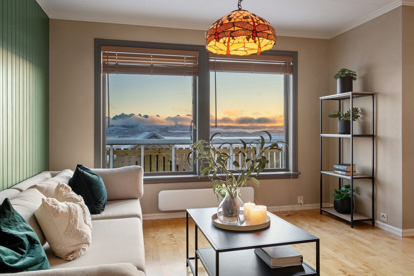 Boligen byr på en romslig stue i første etasje, med store vindusflater som slipper inn godt med lys og gir vakker utsikt. Galleribilde