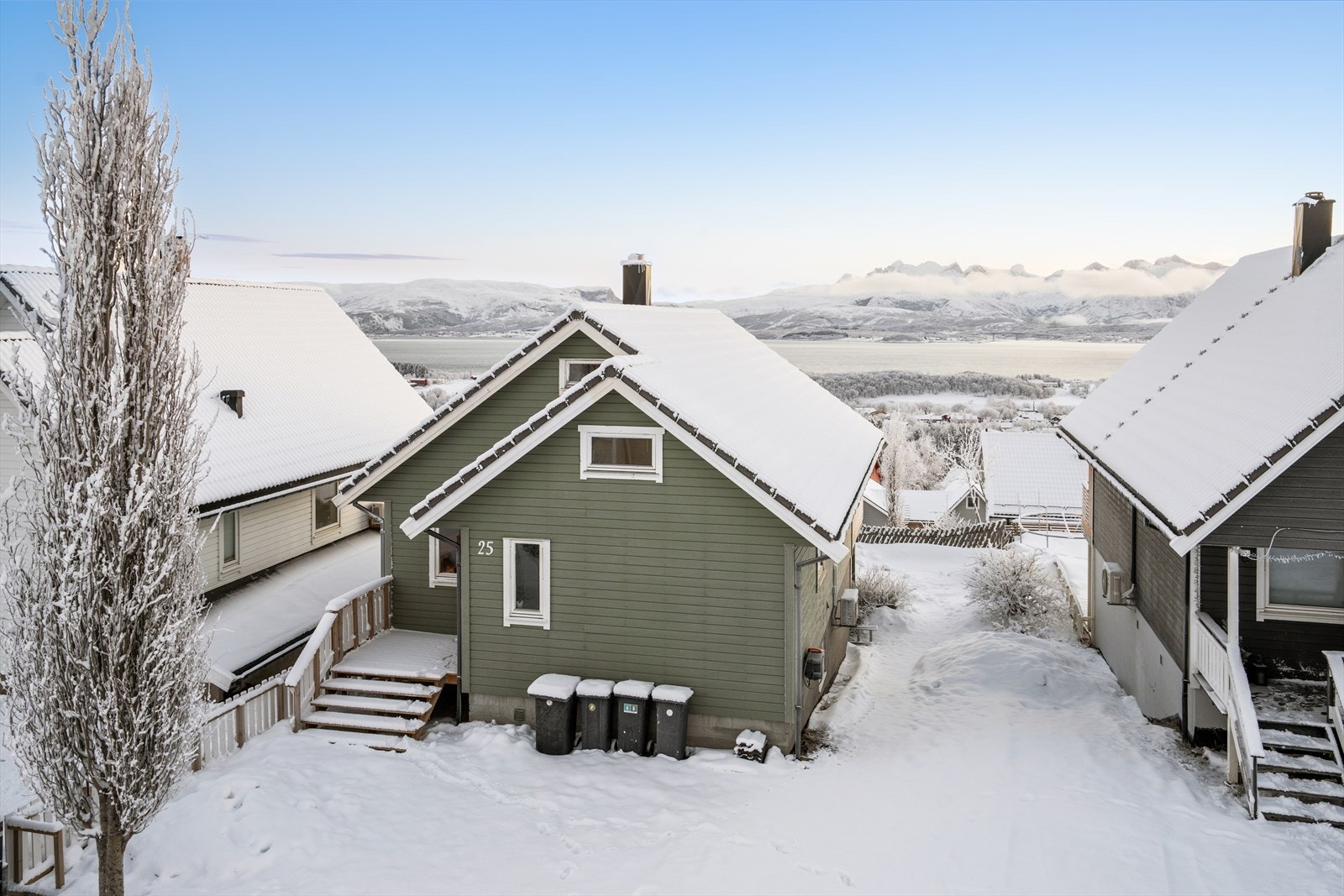 Enebolig med nydelig utsikt, hage, utvendig bod og gode parkeringsmuligheter i innkjørselen. Galleribilde