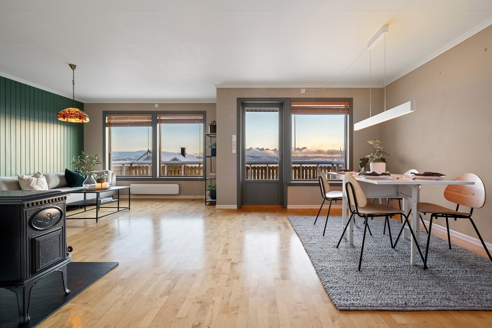 Bjørndalslia 25 er oppført i 1989 og går over tre plan. Galleribilde