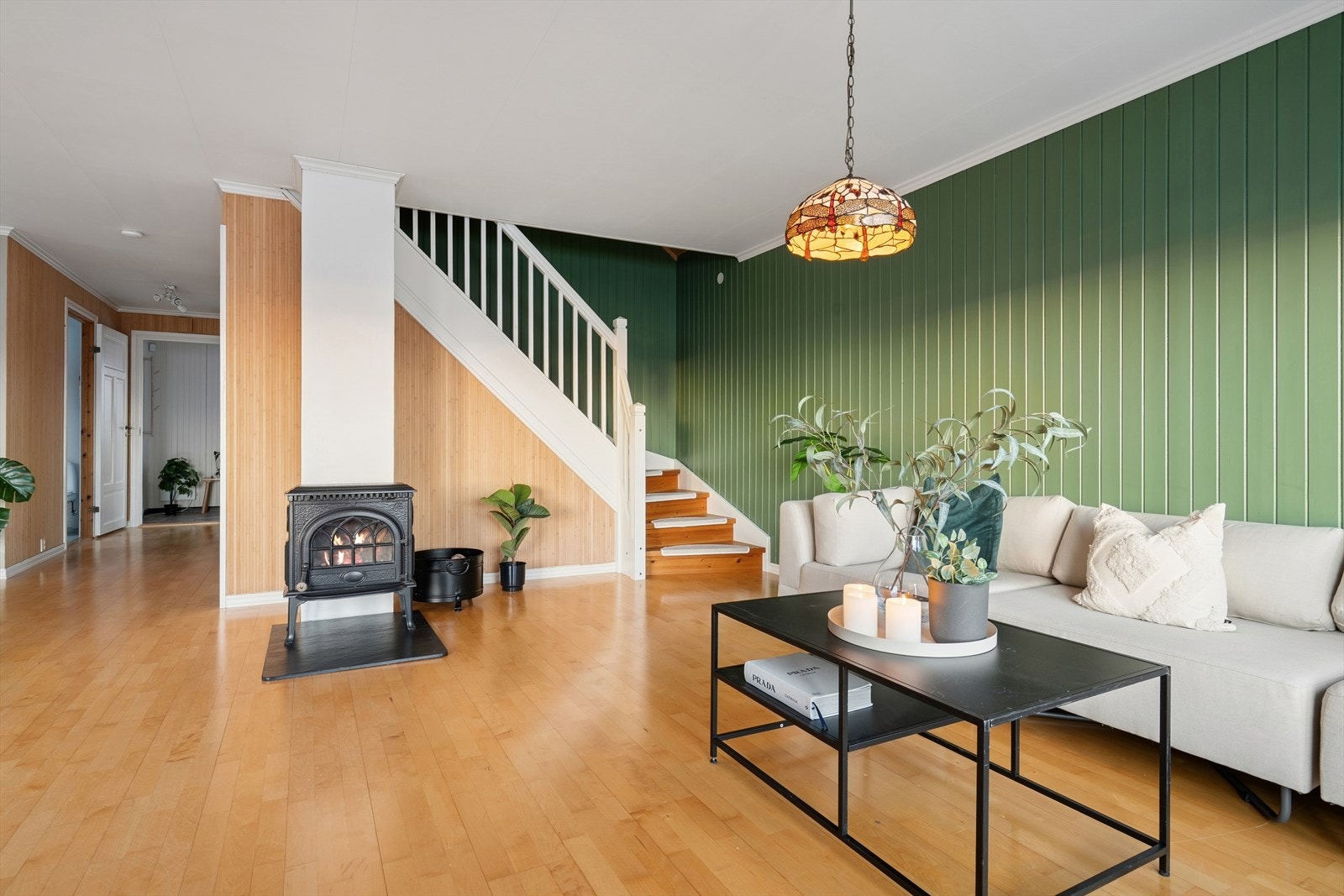 I stuen er det etablert både varmepumpe og vedovn. Galleribilde