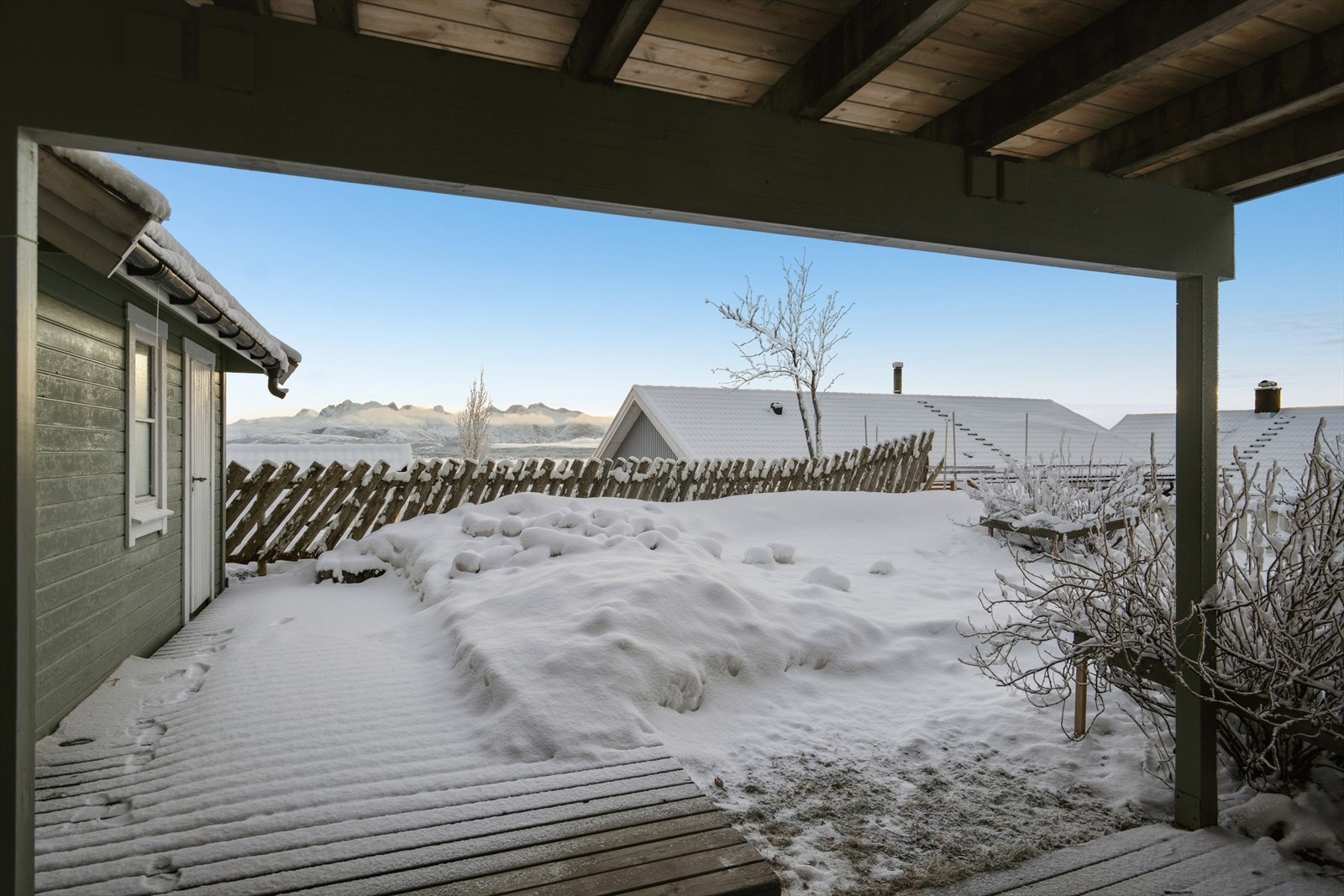 Fra soverommet er det dør ut til boligens hageareal. Galleribilde